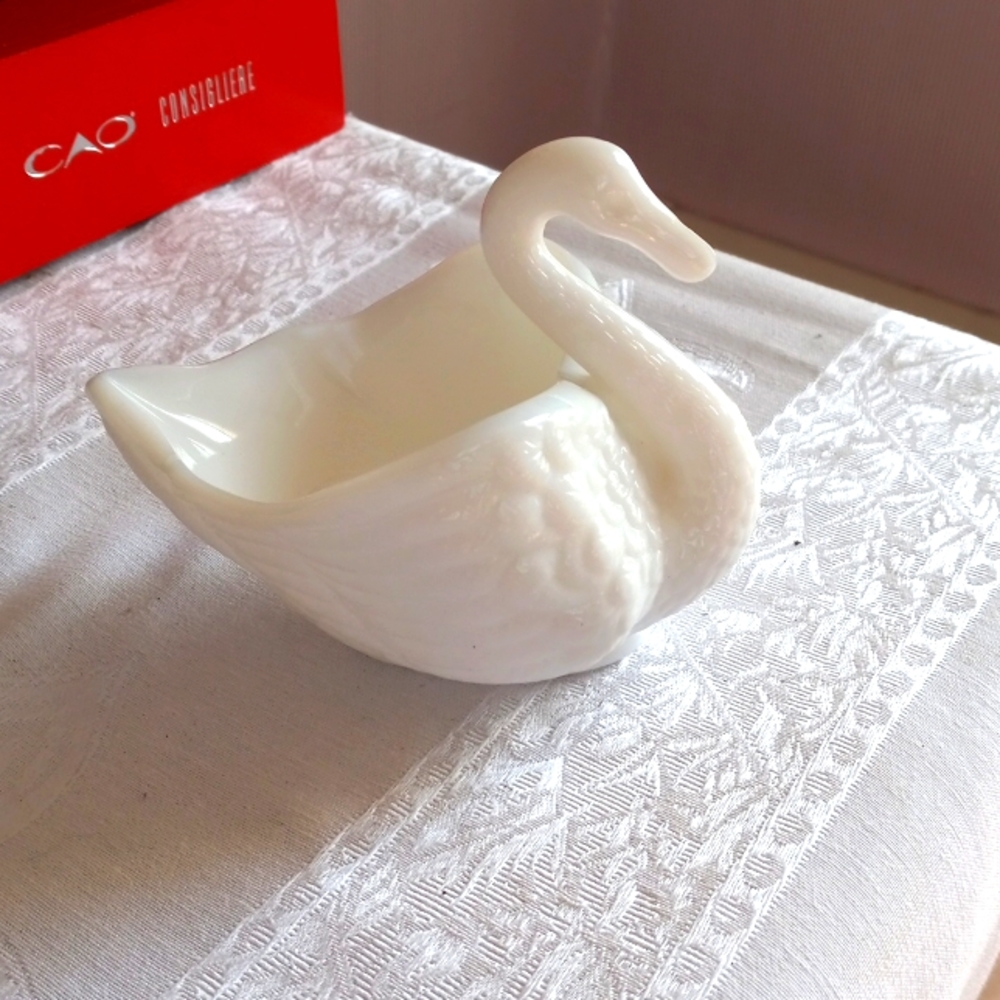 Vintage imperial glass small milkglass swan dish